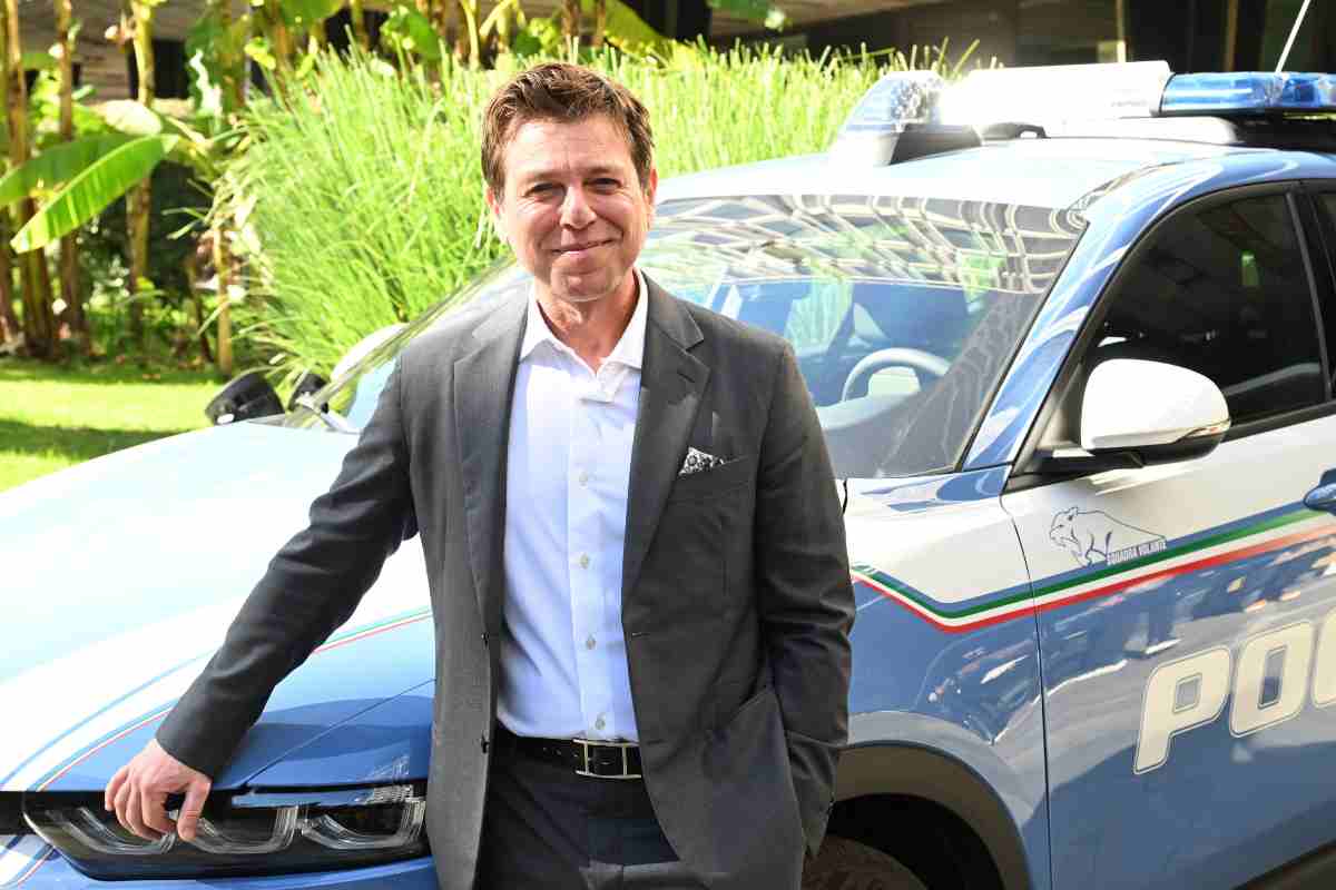 Claudio Gioè è Mike Bongiorno nella serie sul presentatore
